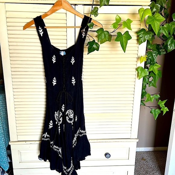 J.GEE Embroidered Dress - Picture 5 of 5